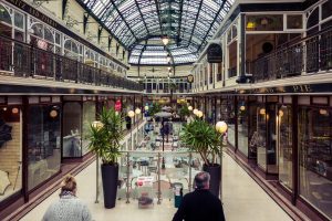Intérieur d’un commerce aménagé à Lyon avec une circulation fluide, des présentoirs soignés et des produits bien mis en valeur.